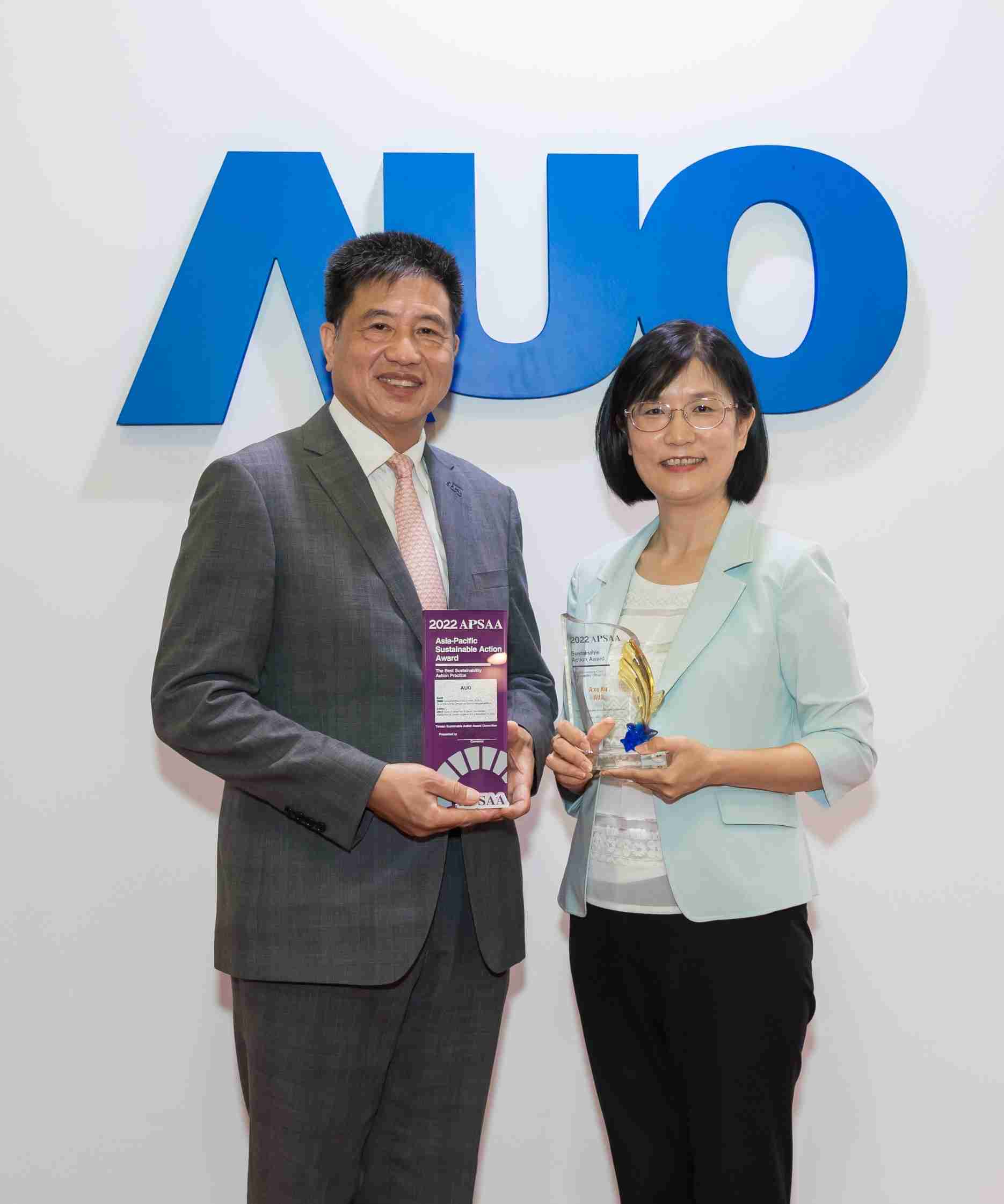 优游UB8长期垫筑永续远景的基石，，，，透过ESG暨气候委员会逐步实践永续策略蓝图。。其中，，优游UB8光电永续长古秀华带领团队、、、、制定中长期目标，，，缔造多面向亮眼表现，，获得「顶尖永续长奖」的个人奖殊荣（左：优游UB8光电董事长暨执行长彭双浪，，右：优游UB8光电永续长古秀华）