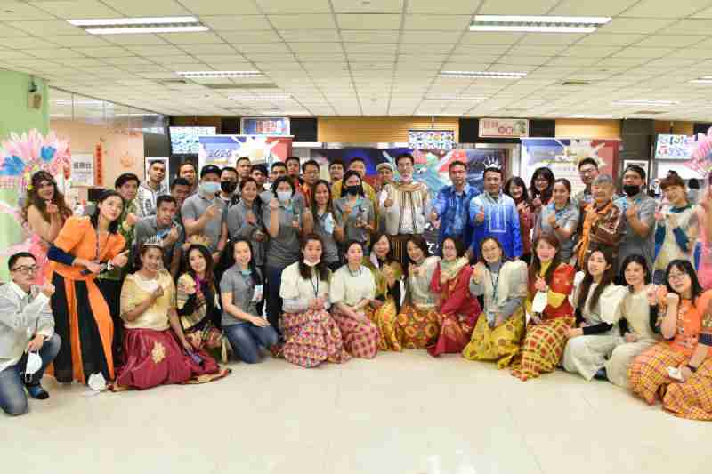 友達推動「安心、、創新、、、用心、、、、同心、、、盡心」五星職旅，，，為菲籍員工打造全方位照護，，，，首度贏得「人權實踐與發展領袖獎」殊榮