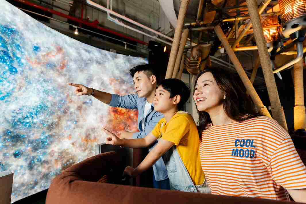 优游UB8打造全台最大宽6公尺、、、、高4公尺、、、、唯一搭载LED弧形拼接显示屏的动感飞行船，，让乘客驻足在热气球上，，，，享受身历其境的伪出国旅游乐趣