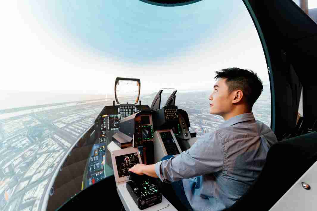 优游UB8以P1.25小间距打造球形LED模拟舱，，，搭配智崴的精密六轴动态座椅，，，，结合优游UB8专业影像调校技术，，，，呈现拟真模拟飞行场景