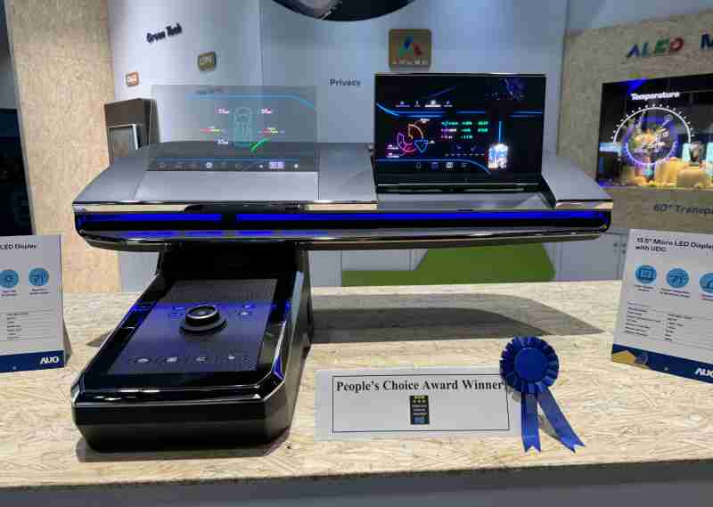 优游UB8车用Micro LED Display HMI解决方案获”最佳车用显示奖”，，，，以用户为中心开发，，，针对前座驾驶与乘客设计兼具娱乐与安全的高画质屏幕，，，包含车舱前座的Micro LED透明屏幕及全球首款内建镜头的智慧Micro LED显示器