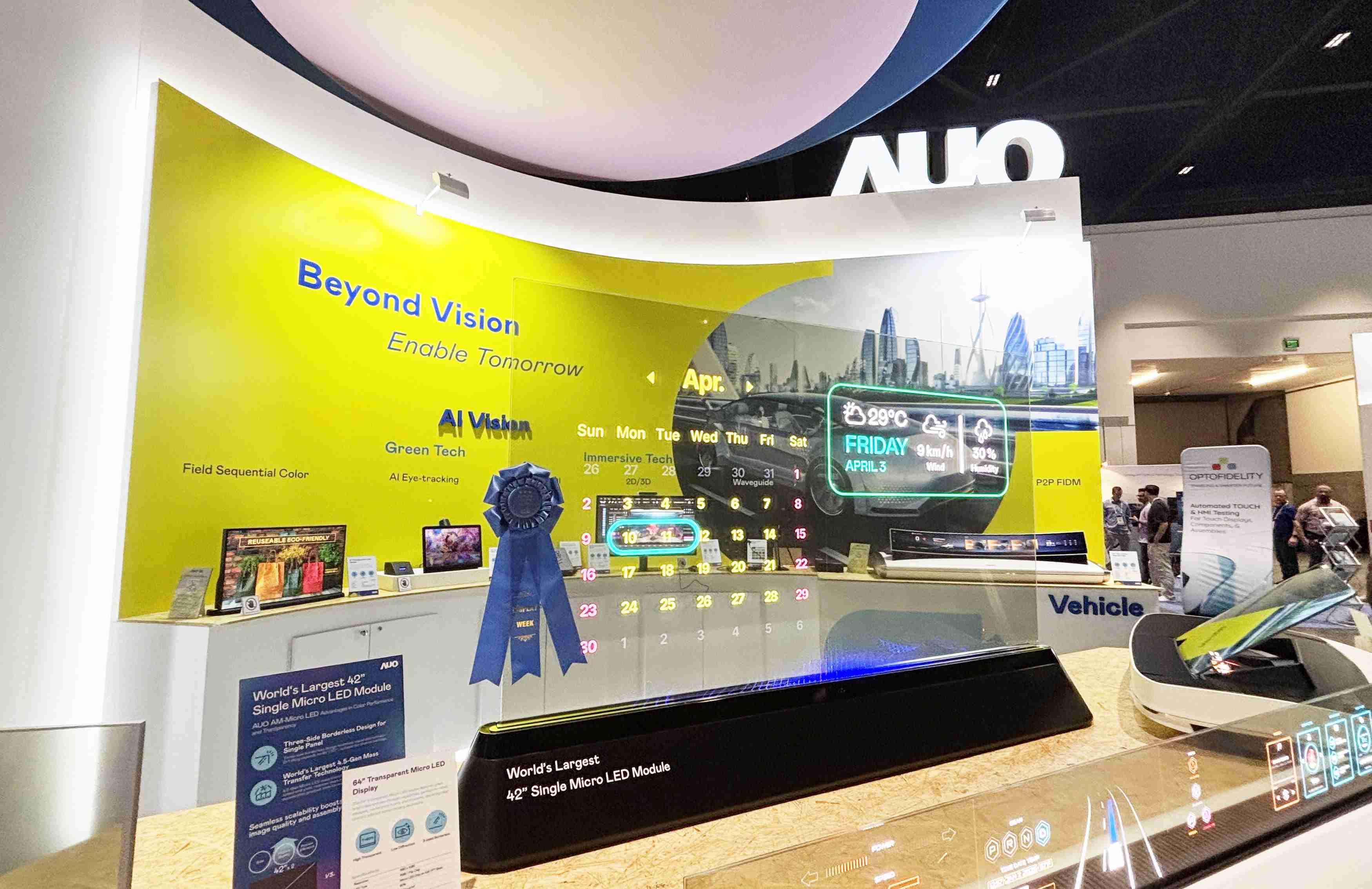 优游UB864吋透明Micro LED显示器获〝最佳Micro LED技术应用奖〞，，，其绝妙的透明穿透特性，，，同时具备1,000 nits的高亮度表现，，，，并透过精细的无缝拼接延伸，，可依需求灵活应用于多元场域，，，展现出Micro LED显示技术划时空的无限潜力